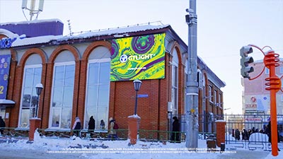 建筑物正面的 LED 室外屏幕，Leninsk-Kuznetsky，Leninsk 广告代理公司